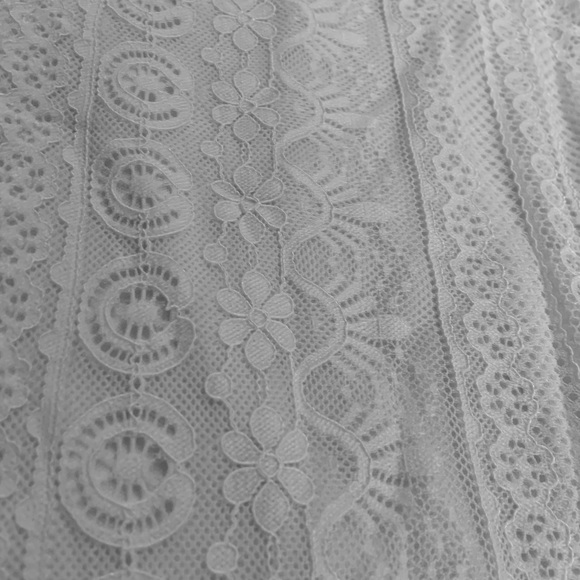 White sleeveless tie-neck blouse - Picture 2 of 5